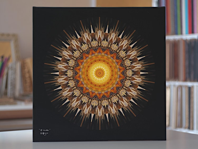 Una stampa fine art su tela dell'immagine 18 Circles, creata usando mappe non euclidee (Möbius) del disco unitario.