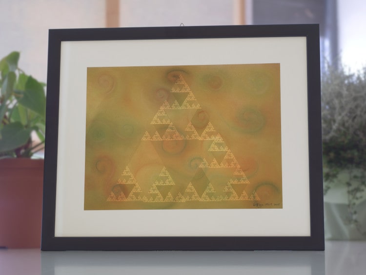 Una stampa fine art del frattale DGIFS5, nei colori dorati, un triangolo di Sierpiński, creato con un grafo diretto IFS.