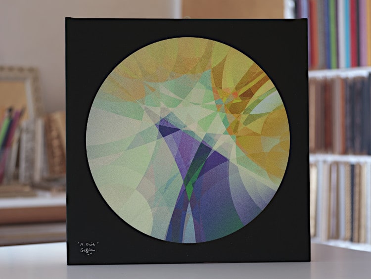 Una stampa fine art su tela dell'immagine K Disk, creata usando mappe non euclidee (Möbius) del disco unitario.