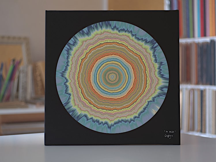 Una stampa su tela dell'immagine M Disk, un frattale di quasi-cerchi creata usando mappe di Möbius del disco unitario.